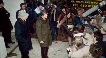 Ein Mann gibt eine Pressekonferenz