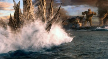 Godzilla und Kong kämpfen auf dem offenen Meer