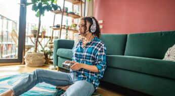 Eine junge Frau spielt ein Videospiel