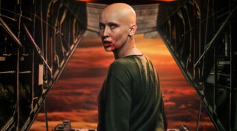 Die Vampirin Nadja vor einer geöffneten Flugzeugklappe