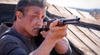 Rambo (Sylvester Stallone) richtet ein Gewehr auf jemanden. Eine Szene aus "Rambo: Last Blood".