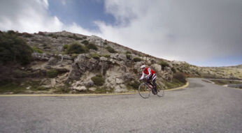 Tandem-Profi Christos Sandalakis fährt eine kurvenreiche Bergstraße