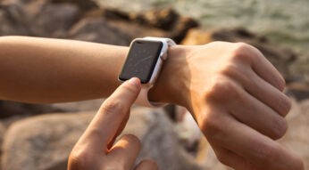 Frau ändert auf ihrer Apple Watch das Zifferblatt