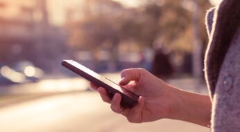 Frau tippt auf ihr Smartphone