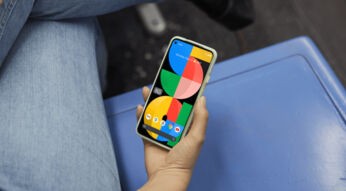 Eine Frau hält das Google Pixel 5a 5G in der Hand