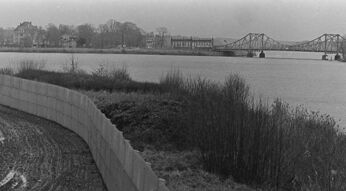 Der Schlosspark Babelsberg (1989) wird von der Berliner Mauer durchzogen.