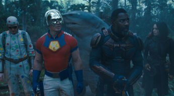 Fünf Superschurk:innen stehen in einem Dschungel im Film „The Suicide Squad“