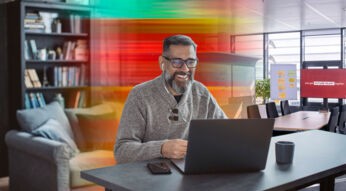 Ein Mann arbeitet an seinem Laptop