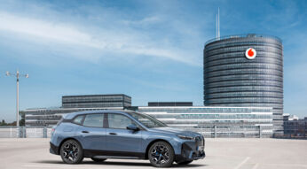 Ein BMW iX steht vor dem Vodafone-Tower in Düsseldorf.