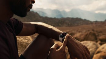 Mann in Wüste beim Sport guckt auf Apple Watch 7 am Handgelenk