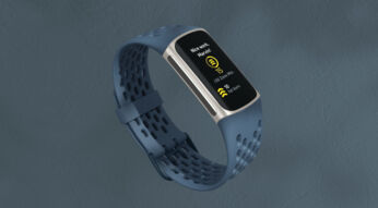 Die Fitbit Charge 5 in der Farbe Deep Sea