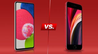 Samsung Galaxy A52s 5G und iPhone SE von vorne vor rotem Hintergrund