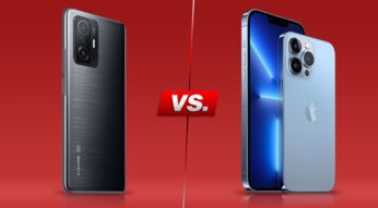 Xiaomi 11T Pro und iPhone 13 Pro nebeneinander vor rotem Hintergrund