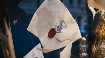 Ein Brief für die Hogwarts-Schule in einem Schaufenster in London.
