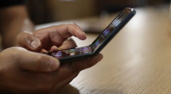 Eine Person hält ein Samsung-Smartphone.