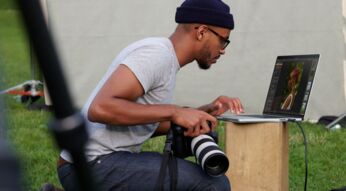 Fotograf arbeitet am MacBook Pro 2021.