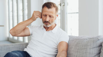 Mann prüft die Einstellungen seiner AirPods Pro, weil sie rauschen