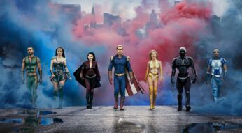 Eine Gruppe Superheld:innen laufen auf die Kamera zu