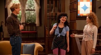 Vision, Agnes und Wanda unterhalten sich.