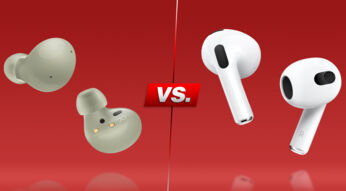 Die In-Ears Galaxy Buds2 und AirPods 3 vor rotem Hintergrund
