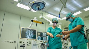 Ärzte nutzen modernste Technologien in der 5G-Klinik