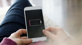 Ein Handy mit leerem Akku.