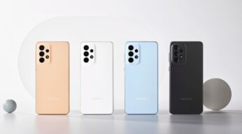 Vier Smartphones von Samsung in vier Farben aufrecht nebeneinander vor hellem Hintergrund