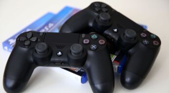 Zwei schwarze PS4-Controller.