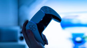 Ein PlayStation-5-Controller kann auch an der PS4 genutzt werden