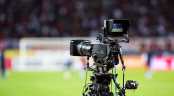 Eine Kamera ist im Fußball-Stadion aufgestellt.