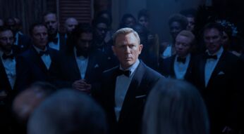 James Bond (Daniel Craig) steht in einer Menschenmenge