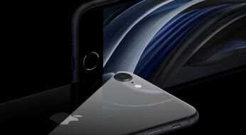 Schwarzes iPhone SE vorne Rückseite hinten Display vor dunklem Hintergrund