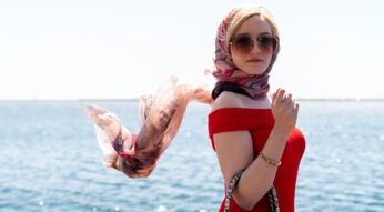 Julia Garner als Anna Delvey in "Inventing Anna" auf Netflix