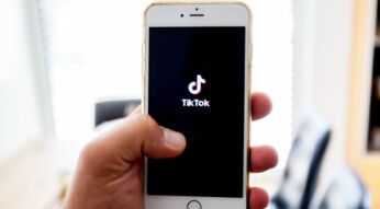 Eine Hand hält ein Smartphone.