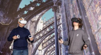 Vodafone CEO Hannes Ametsreiter und Silas Fuchs von Northdocks sehen den Kölner Dom hautnah per VR-Brille.