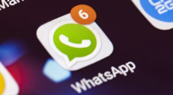 Smartphone-Display mit WhatsApp-Logo