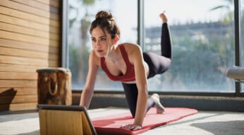 Eine Frau beim Training mit Gymondo und Vodafone