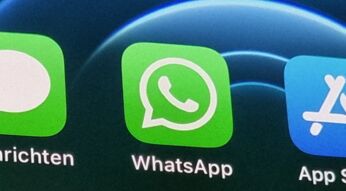 Das WhatsApp-Icon auf einem Handy-Display.