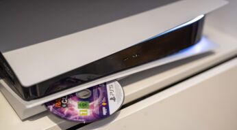 Eine PS5 mit Spiel im Slot