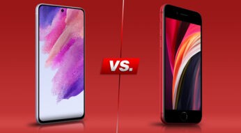 Handys Galaxy S21 FE und iPhone SE 2020 vor rotem Hintergrund