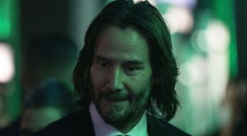 Keanu Reeves vor grüner Beleuchtung bei Kanada-Premiere von Matrix: Resurrections