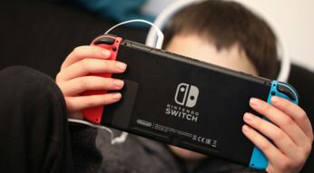 Kind spielt mit der Nintendo Switch.