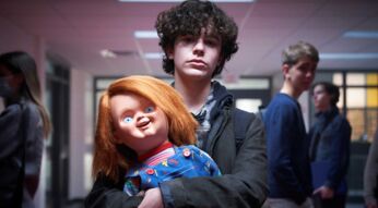 Jake (Zackary Arthur) trägt Chucky, die Mörderpuppe