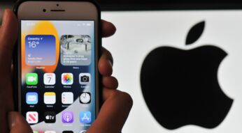 iPhone mit iOS 15 und Apple-Logo im Hintergrund