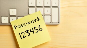 Ein Passwort steht auf einem gelben Notizzettel.