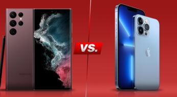 Smartphones Galaxy S22 Ultra mit Eingabestift und iPhone 13 PRo Max nebeneinander vor rotem Hintergrund