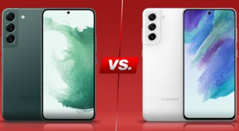 Samsung-Smartphones Galaxy S22 und Galaxy S21 FE vor rotem Hintergrund