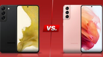 Smartphones Galaxy S22 und Galaxy S21 nebeneinander vor rotem Hintergrund