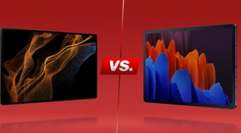 Tablets Galaxy Tab S8 Ultra und Galaxy Tab S7+ nebeneinander angeschrägt vor rotem Hintergrund