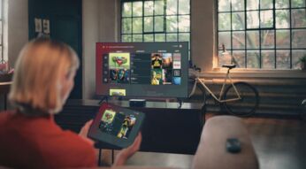 Frau schaut Inhalte von GigaTV auf dem Tablet an.